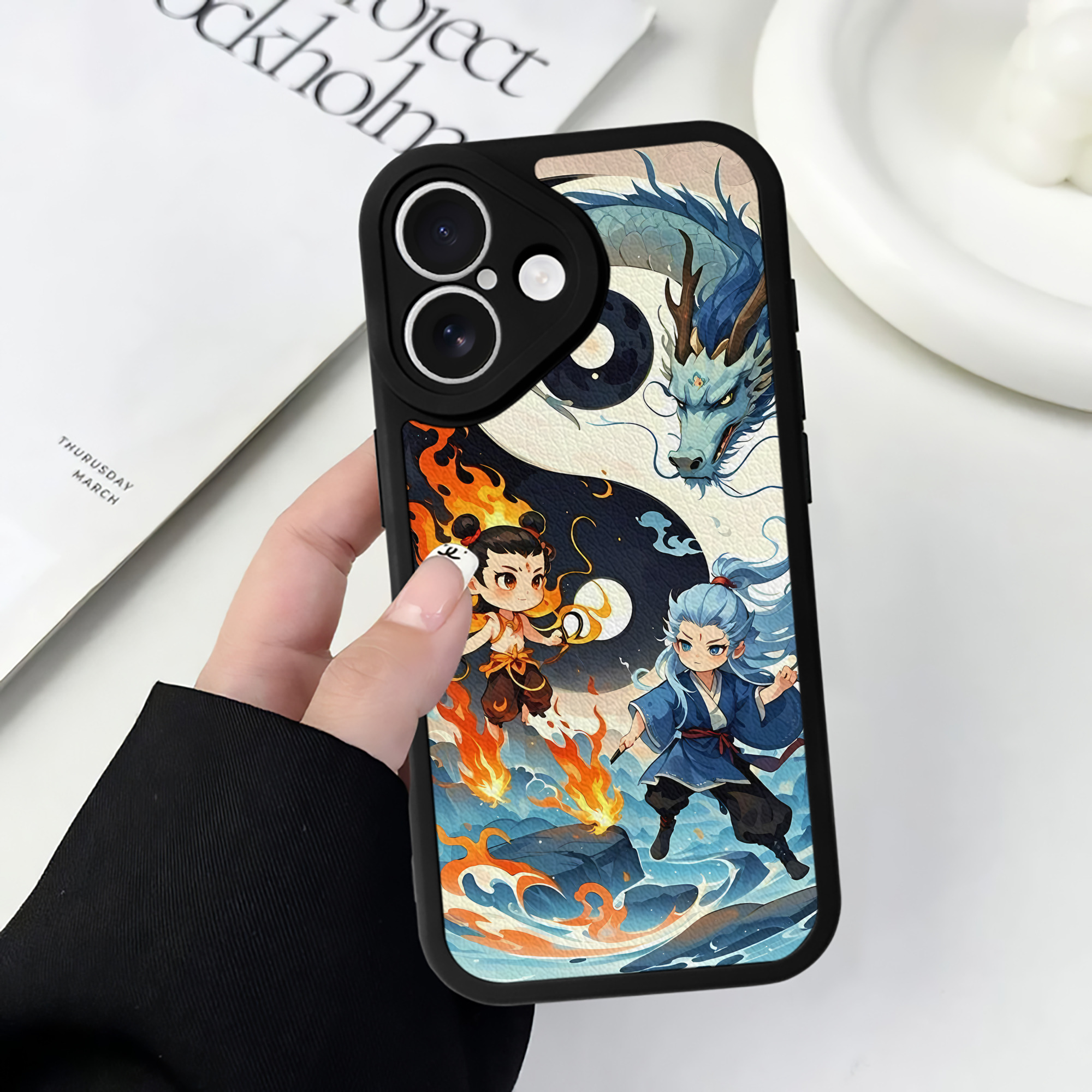 （画像用） Ne Zha 2 ナタ 魔童の大暴れ 【iPhone 16シリーズ対応】シリコンスマホケース（レザー調） 材質：シリコン